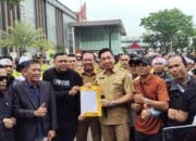 Ratusan Massa Aksi Demo Di Kantor Pemerintah Daerah Provinsi Sumsel Tuding Kepala UPTD PUBM TR Kota Palembang , Tak Becus Urus Jalan Gandus Rusak